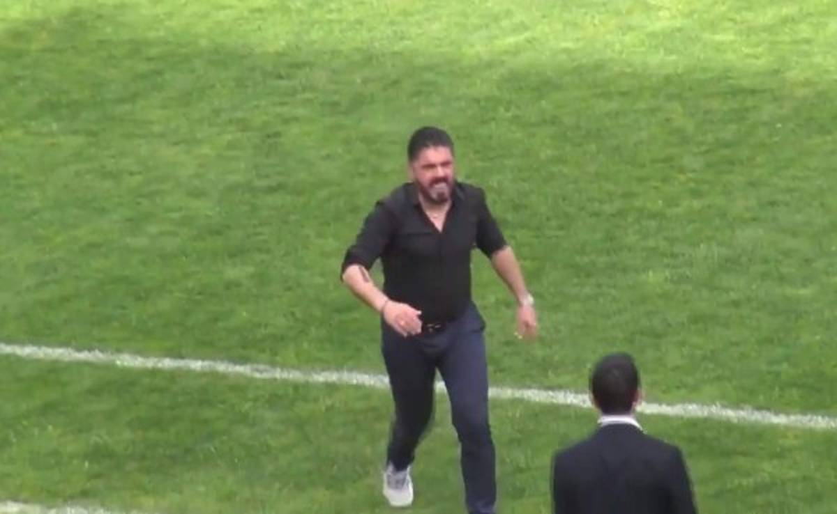 VIDEO: Gennaro Gattuso agrede a su asistente en un partido