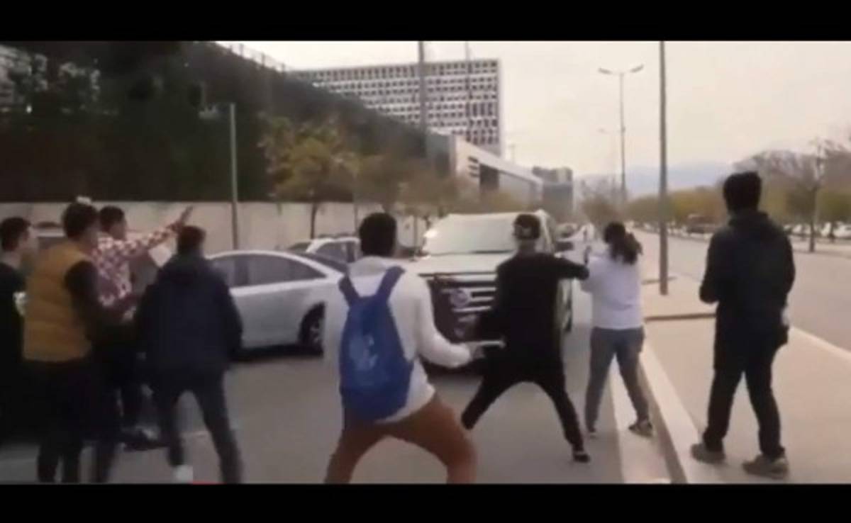 VIDEO: Leo Messi casi atropella a aficionados que le esperaban