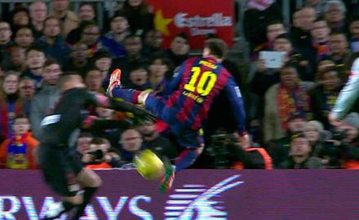 VIDEO: Messi hace una falta a lo 'Karate Kid'