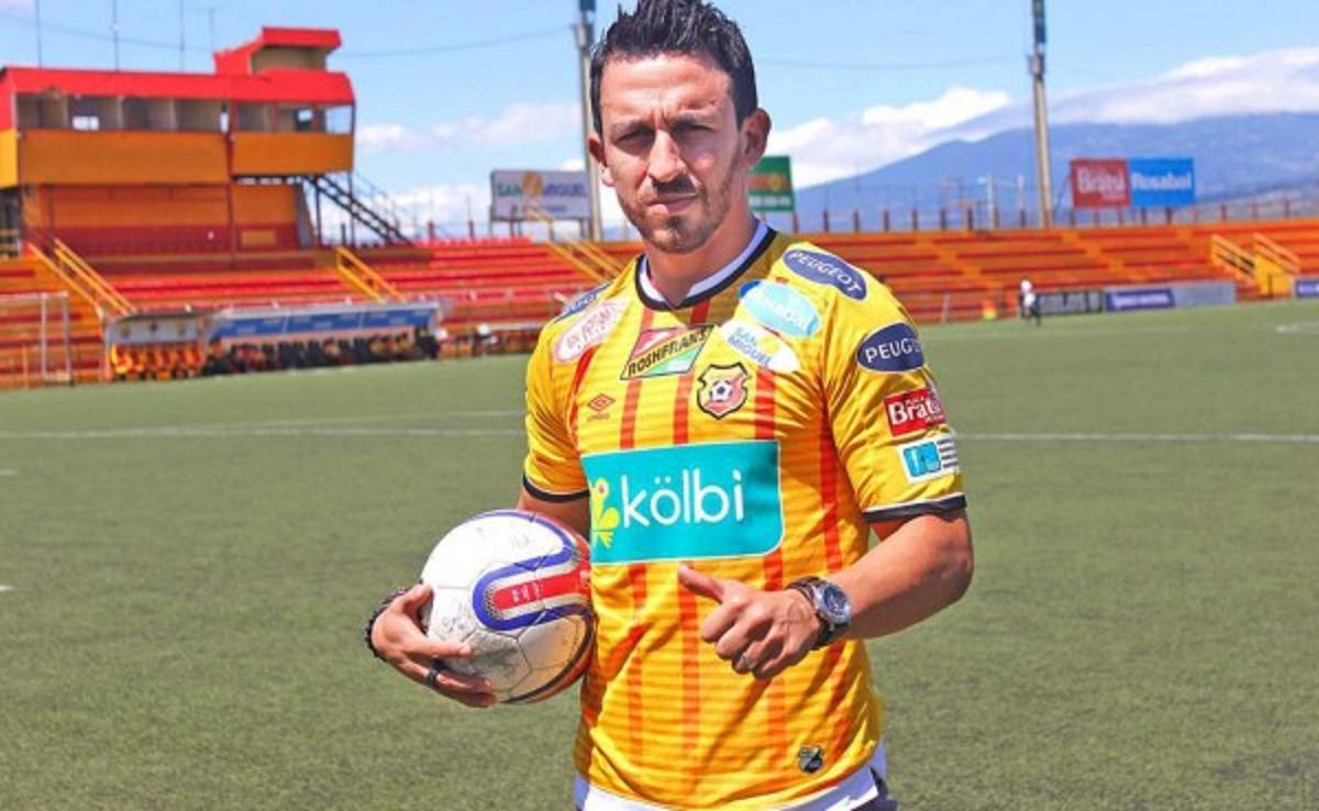 Volante del Herediano Randall Azofeifa reta a Héctor Vargas