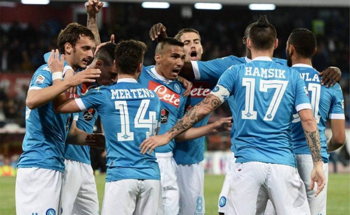 El Nápoles golea al Bolonia y sigue soñando con el Scudetto  