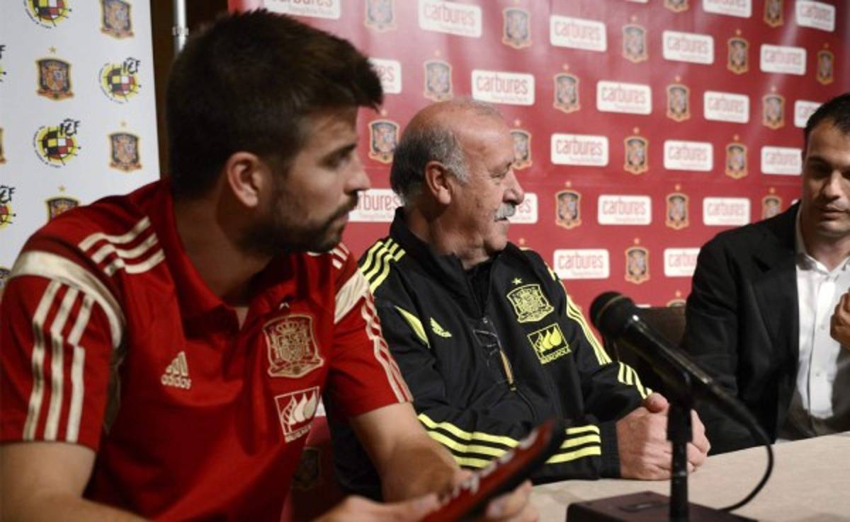 Piqué confiesa a Del Bosque que Fábregas se va del Barcelona