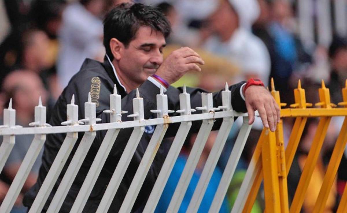 Diego Vázquez fue multado por dirigir desde silla