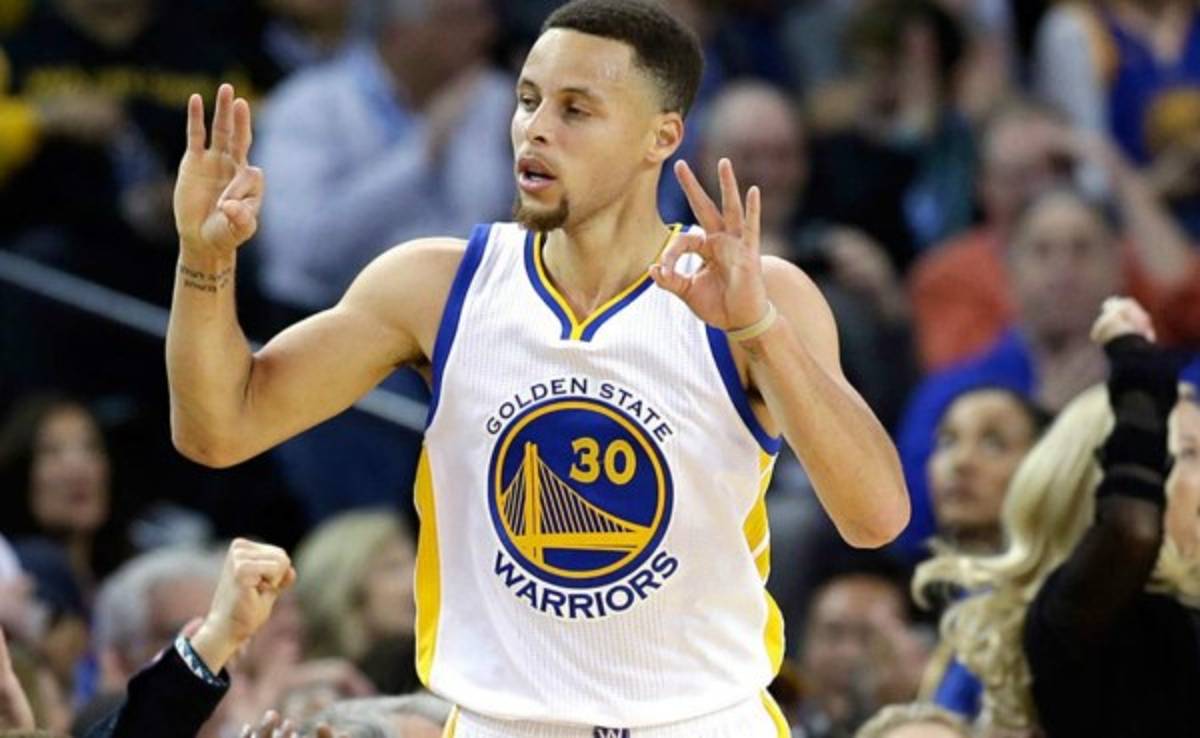 Stephen Curry, el primero en llegar a 300 triples en una temporada