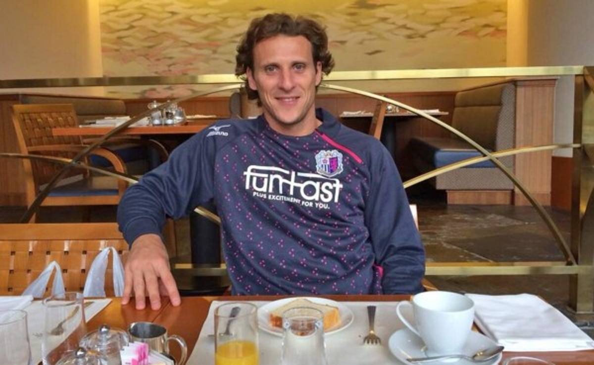 Diego Forlán renueva con el Cerezo Osaka de la segunda división de Japón