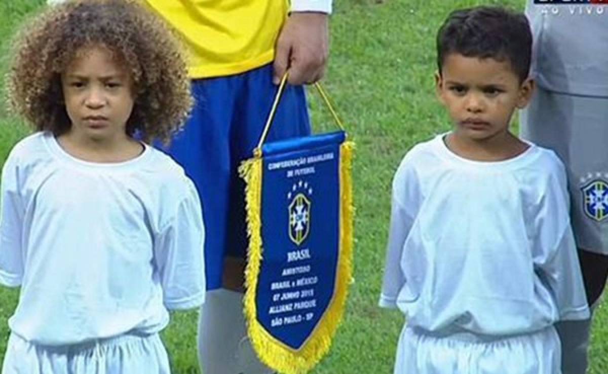 Mini clones de David Luiz y Thiago Silva fueron protagonistas previo al Brasil-México