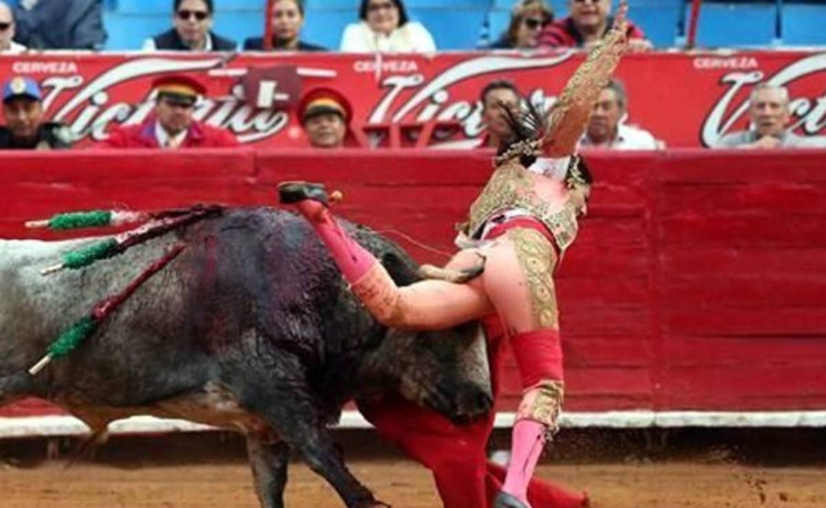 VIDEO: Embravecido toro embiste a torera mexicana y hiere a 5 personas