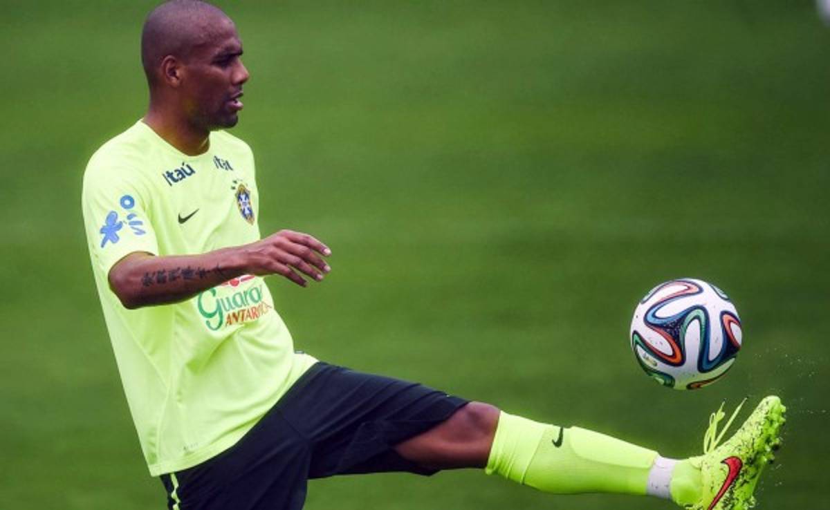 Dunga 'corta' a Maicon por 'problemas internos' en Brasil