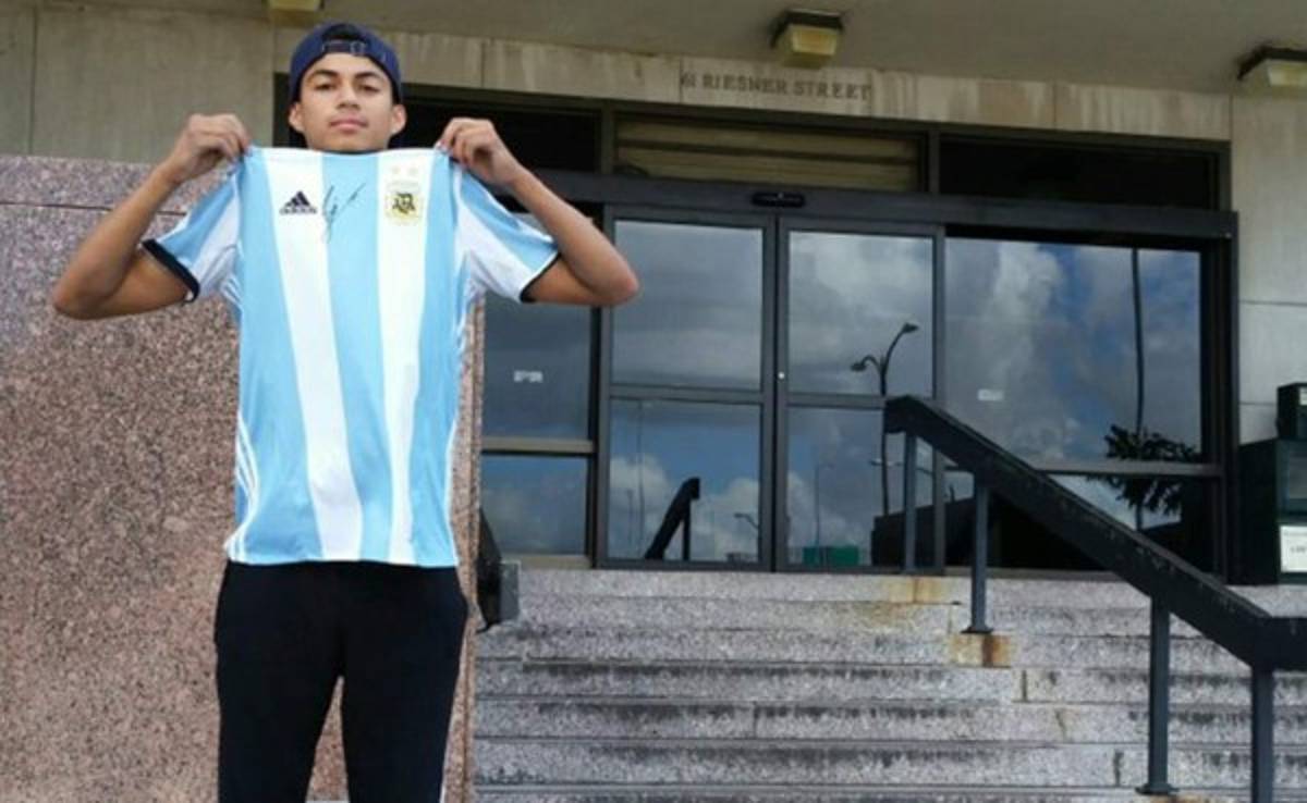 La historia detrás del chico de la reverencia a Messi en Houston