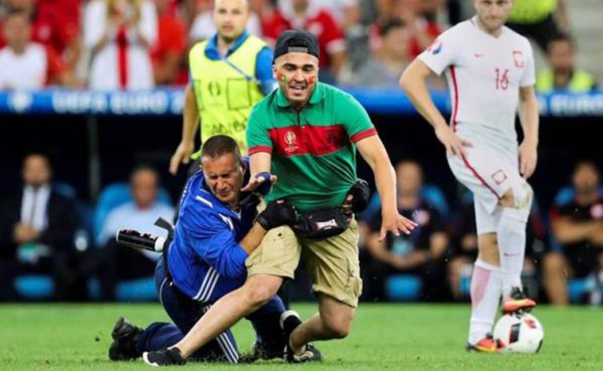 Aficionado que intentó abrazar a Cristiano fue multado y le prohibieron ingresar a Francia