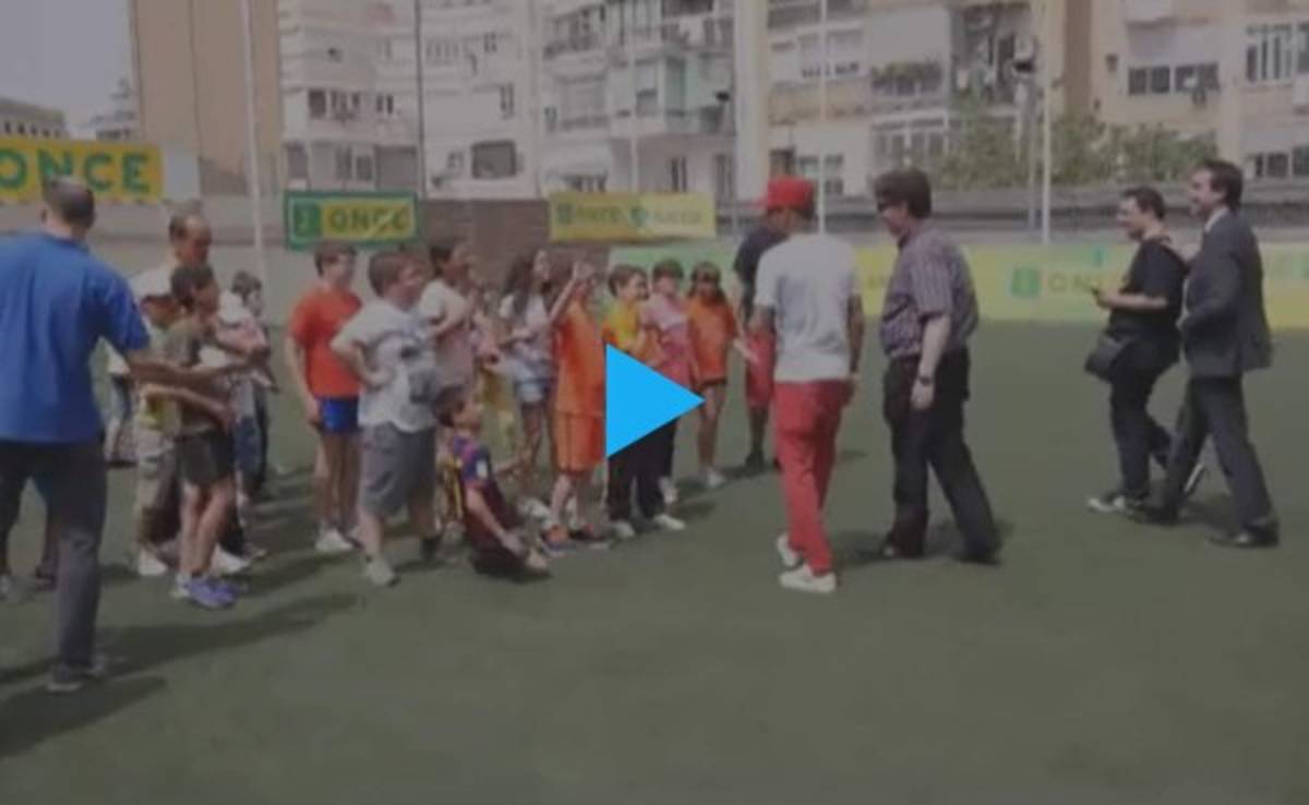 VIDEO: El gran gesto de Neymar con niños no videntes