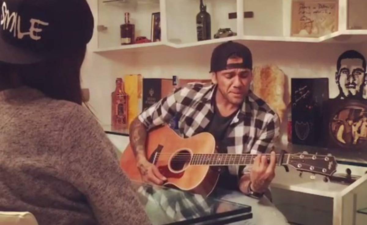 VIDEO: Dani Alves le canta 'Travesuras' a su novia Joana Sanz