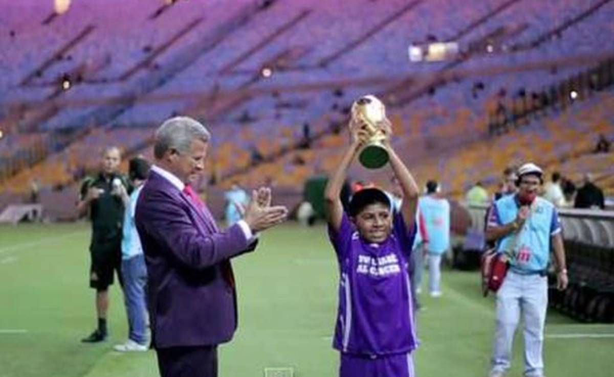 VIDEO: Niño peruano que venció al cáncer recibe la Copa del Mundo