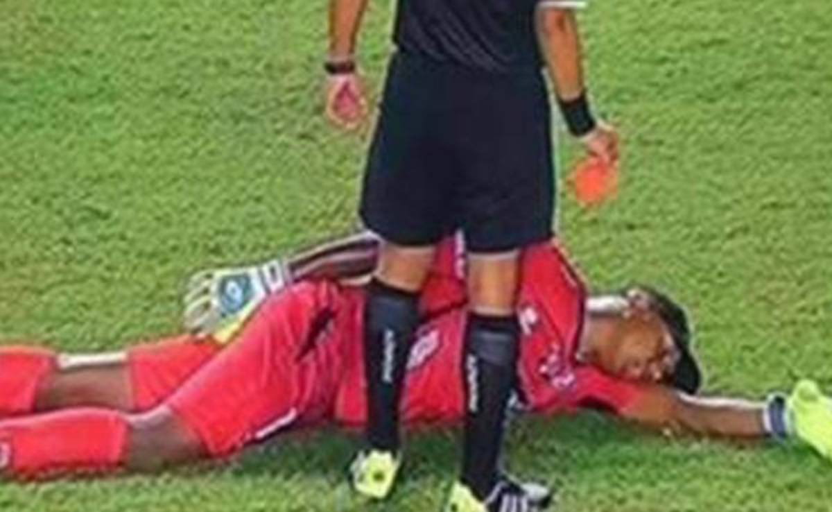 VIDEO: Portero ecuatoriano finge estar desmayado para no ser expulsado