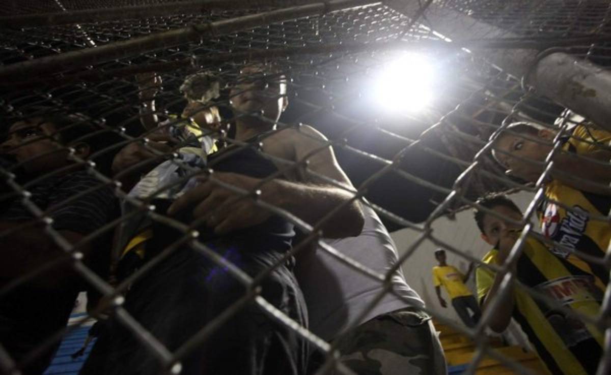 Pelea interna en barra de Real España al medio tiempo en el Morazán