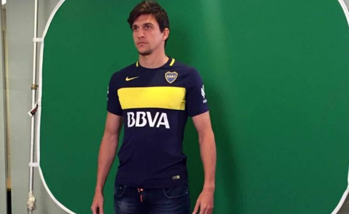 Boca Juniors lo hace posar con la camiseta y luego anuncia que no será fichado