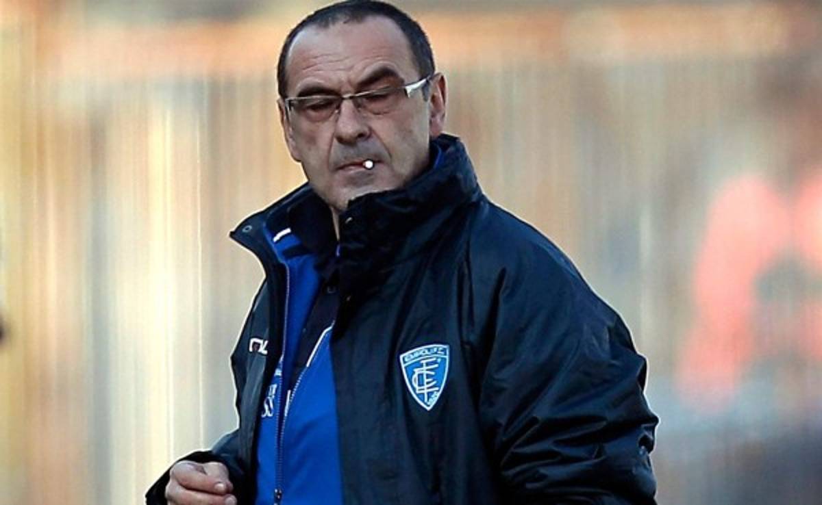 VIDEO: 'Cachan' a entrenador del Nápoli, Maurizio Sarri, fumando y tomando café en entrenamiento