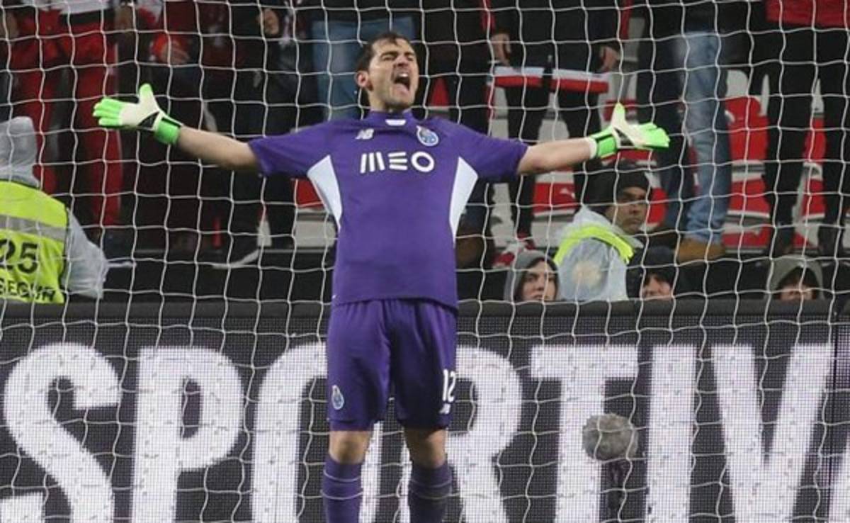 Iker Casillas se molesta en Twitter y le responde a un aficionado