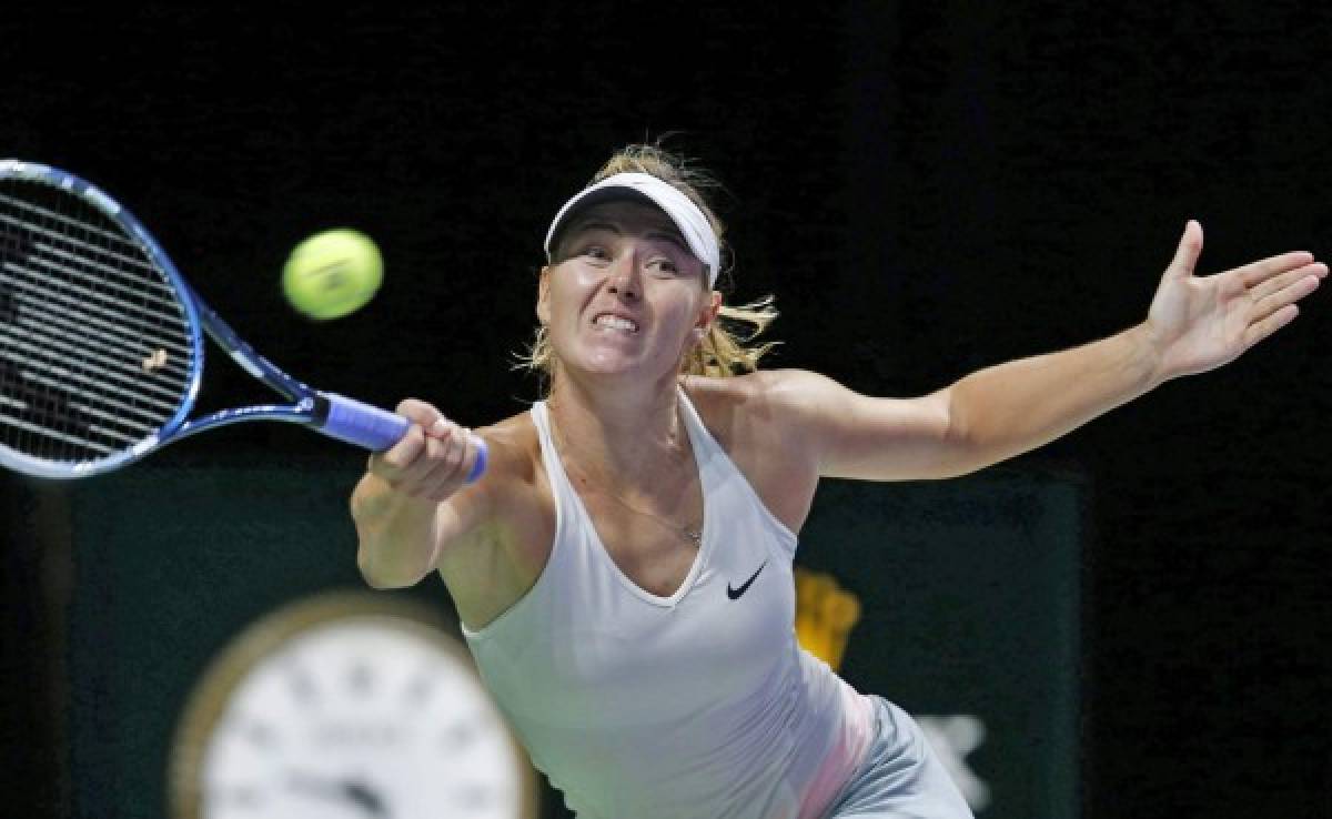 María Sharapova cae ante Wozniacki en su debut en el Masters de Singapur