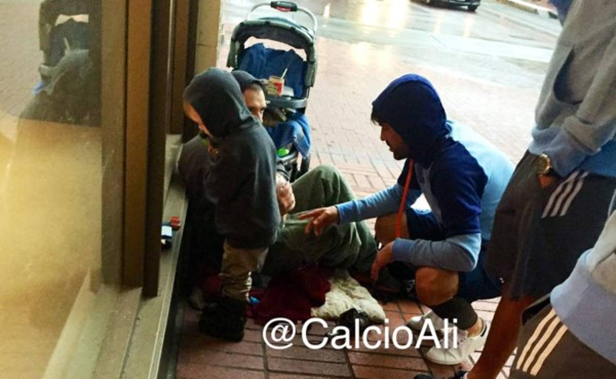 El bonito gesto de David Villa con un hombre que pedía limosna