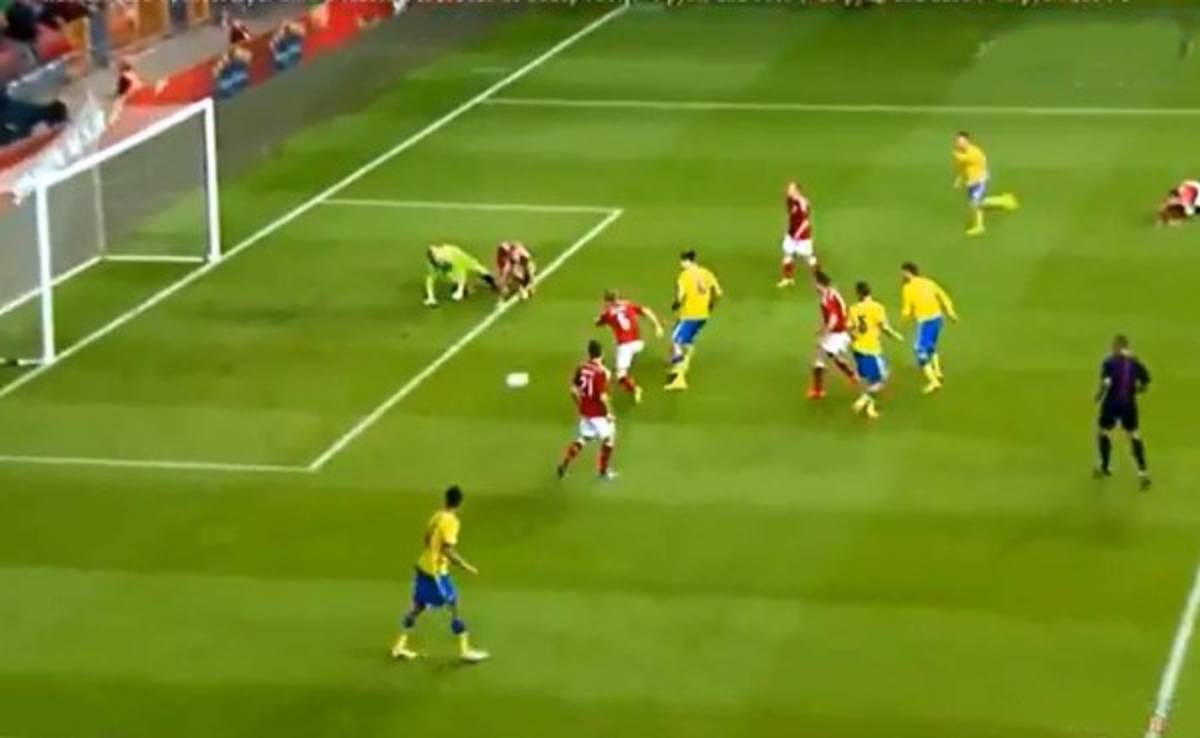 Video: El increíble gol que erró Ibrahimovic ante Dinamarca