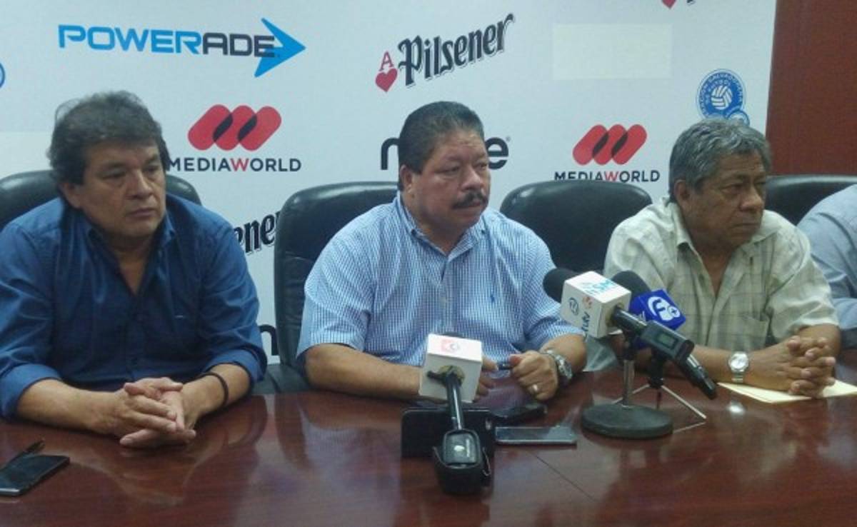 OFICIAL: El hondureño Primi Maradiaga es despedido como entrenador de El Salvador