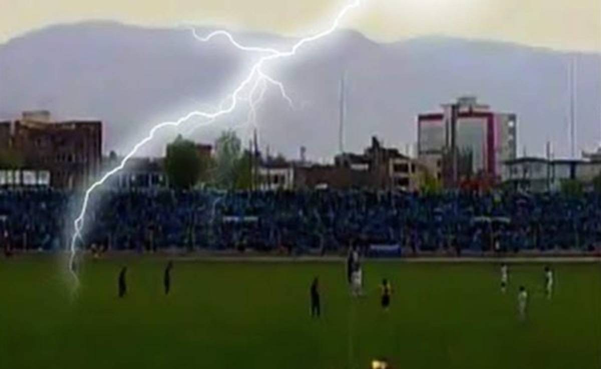 VIDEO: Cuando la naturaleza obliga a suspender un juego de fútbol