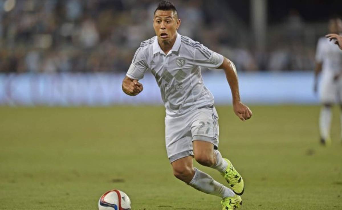 Roger Espinoza no la pasa bien y es expulsado del juego del Kansas City