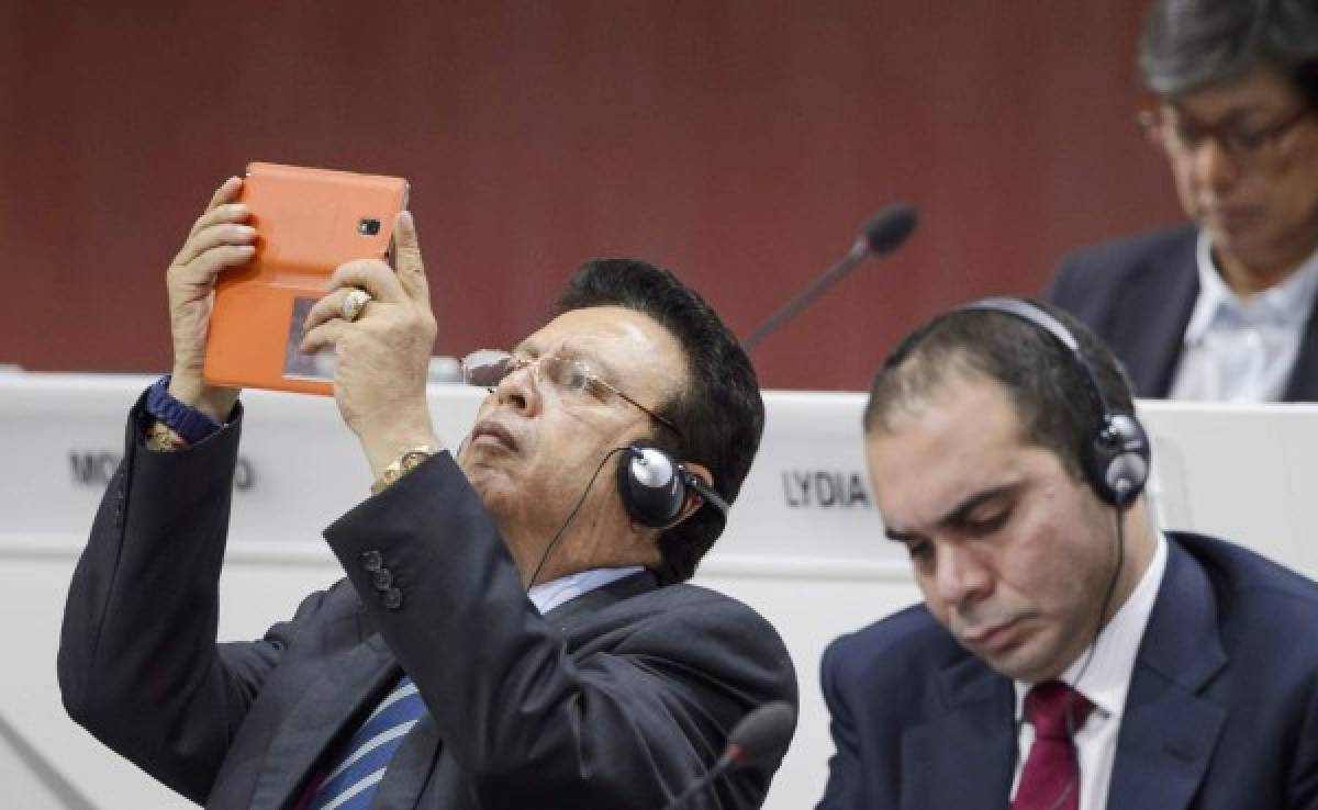 El selfie del hondureño Alfredo Hawit en el Congreso de la Fifa