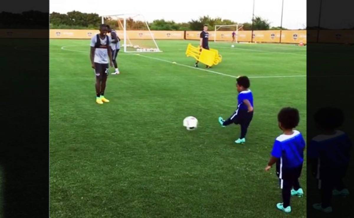 VIDEO: Boniek García ya le enseña a tocar el balón a sus dos hijos
