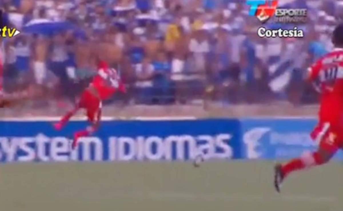 VIDEO: Narrador se ríe a carcajadas por extraña caída de futbolista en Brasil