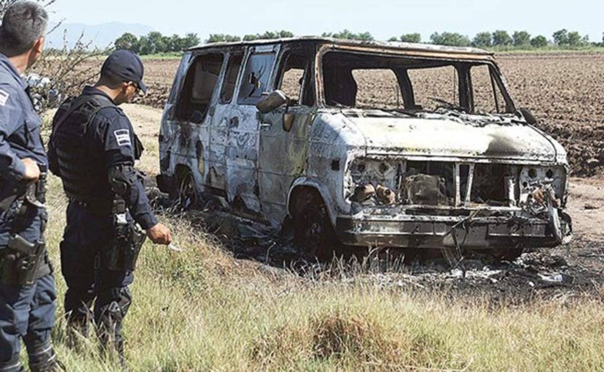 Hallan restos humanos en auto calcinado de surfistas desaparecidos en México