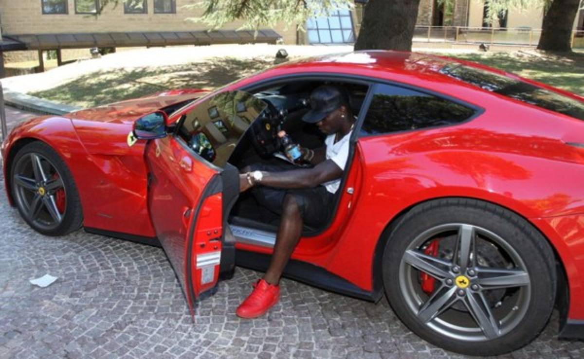 Balotelli debe pagar 10 mil euros de multas por exceso de velocidad