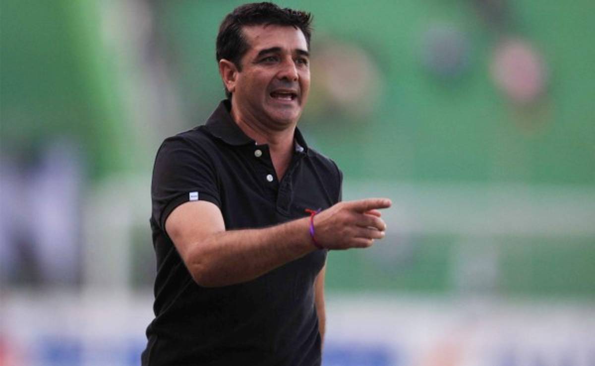 Vázquez: 'Fuimos superiores, se jugó todo el partido en campo de Marathón'