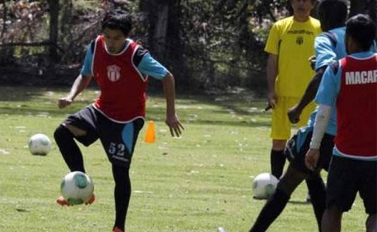 Futbolista ecuatoriano muere por paro cardíaco en pleno partido