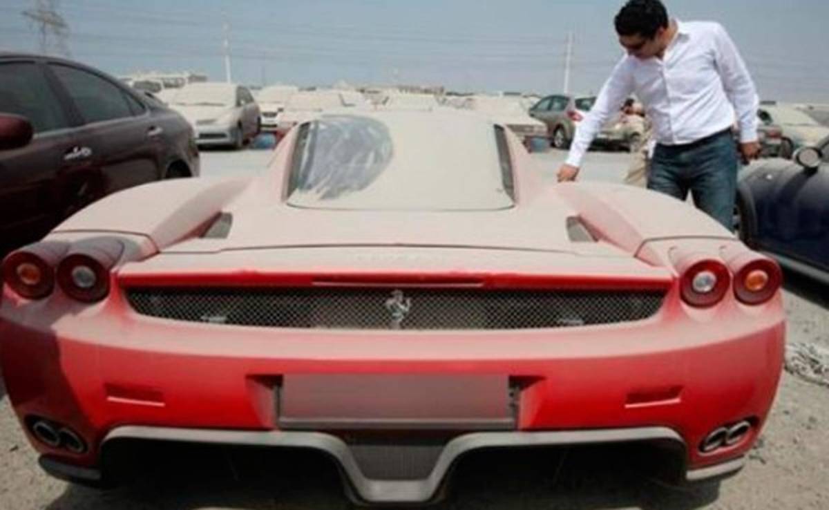 Lujosos autos deportivos están en el abandono en calles de Dubai