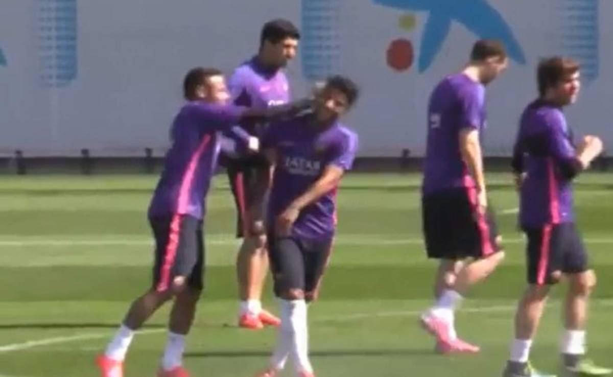 VIDEO: Neymar y Rafinha se juegan bromas pesadas durante entrenamiento
