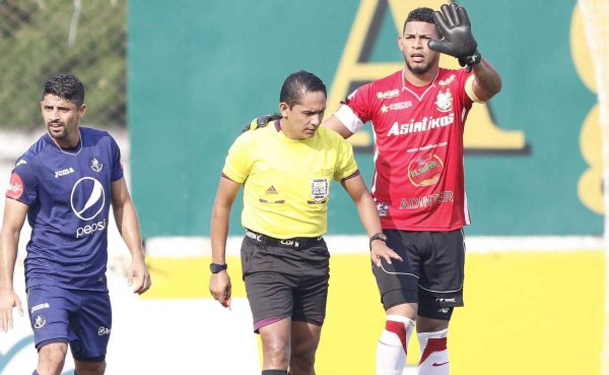 VIDEO: Dolorosa caída del árbitro Miguel Torres en el Platense-Motagua