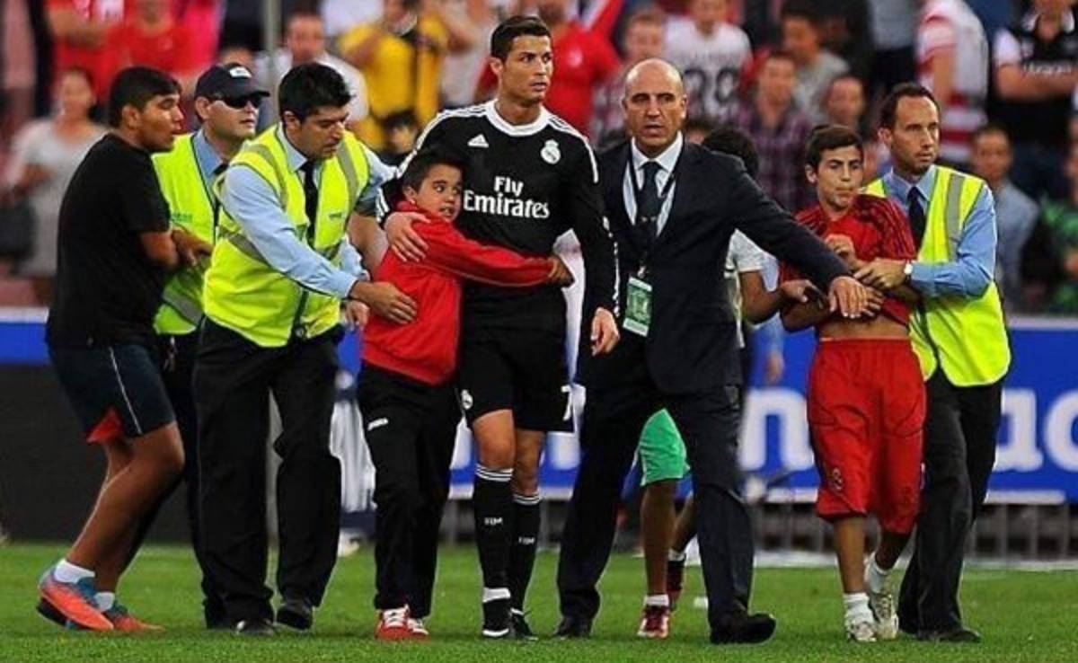 VIDEO: Cristiano abraza niño que invadió cancha