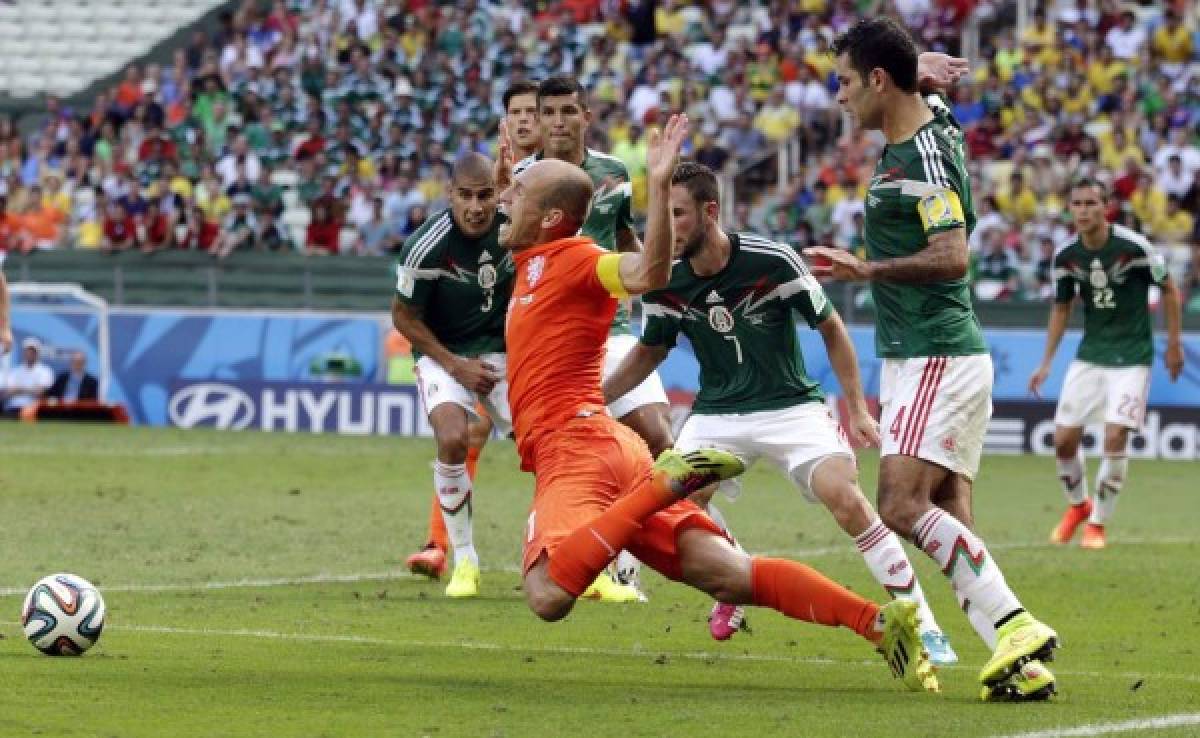 La herida sigue abierta y México no olvida el clavado de Robben en el Mundial
