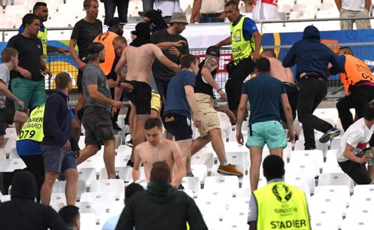 Un aficionado inglés entre la vida y la muerte tras una pelea con rusos