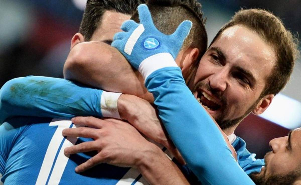El Napoli vence al Sassuolo y afianza su liderato en la Serie A