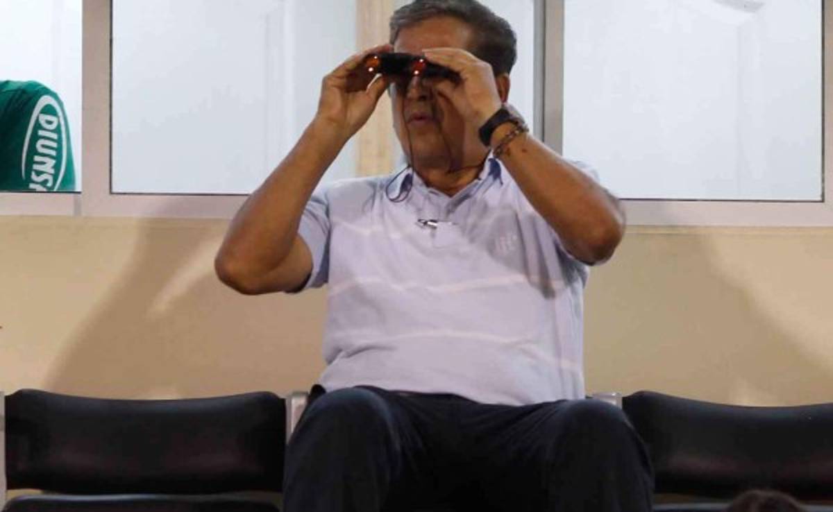 Jorge Luis Pinto es candidato para dirigir a Selección de Chile