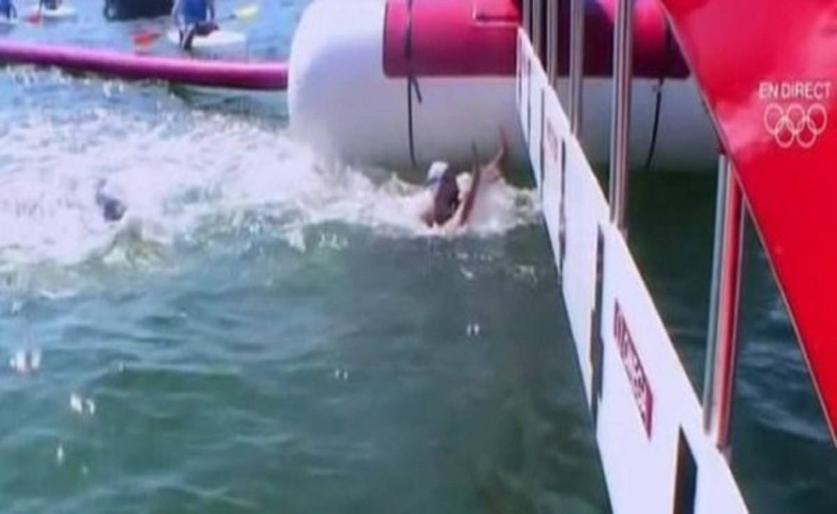 Descalifican a nadadora francesa por impedir que su rival toque la meta