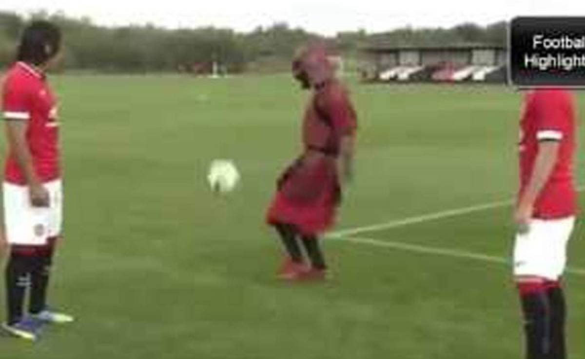 VIDEO: Habilidoso Samurai se divierte en el Manchester United