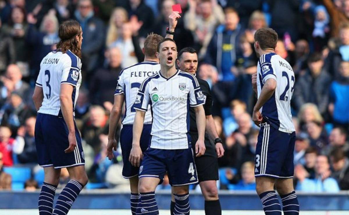 VIDEO: Árbitro expulsó a jugador equivocado en el Manchester City-West Bromwich