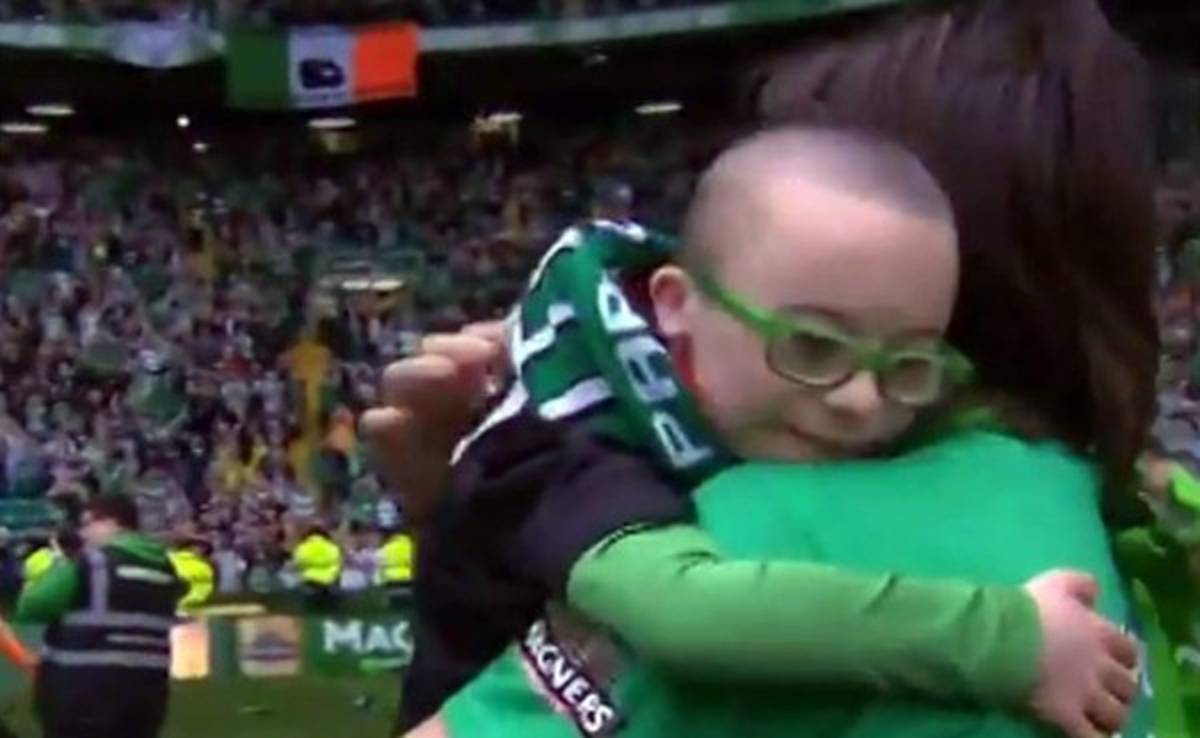 VIDEO: El ejemplar gesto de Samaras con un niño fanático del Celtic