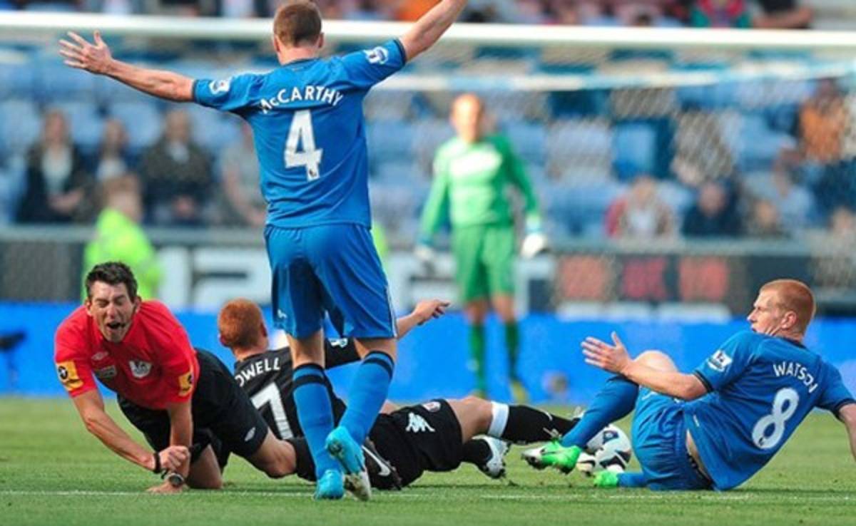 VIDEO: Le hacen el 'sandwich' al árbitro del Wigan-Fulham