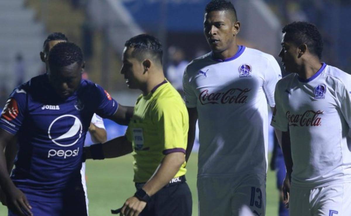 Héctor Rodríguez hace el ridículo y le saca... ¡tres amarillas! a Jhonny Palacios