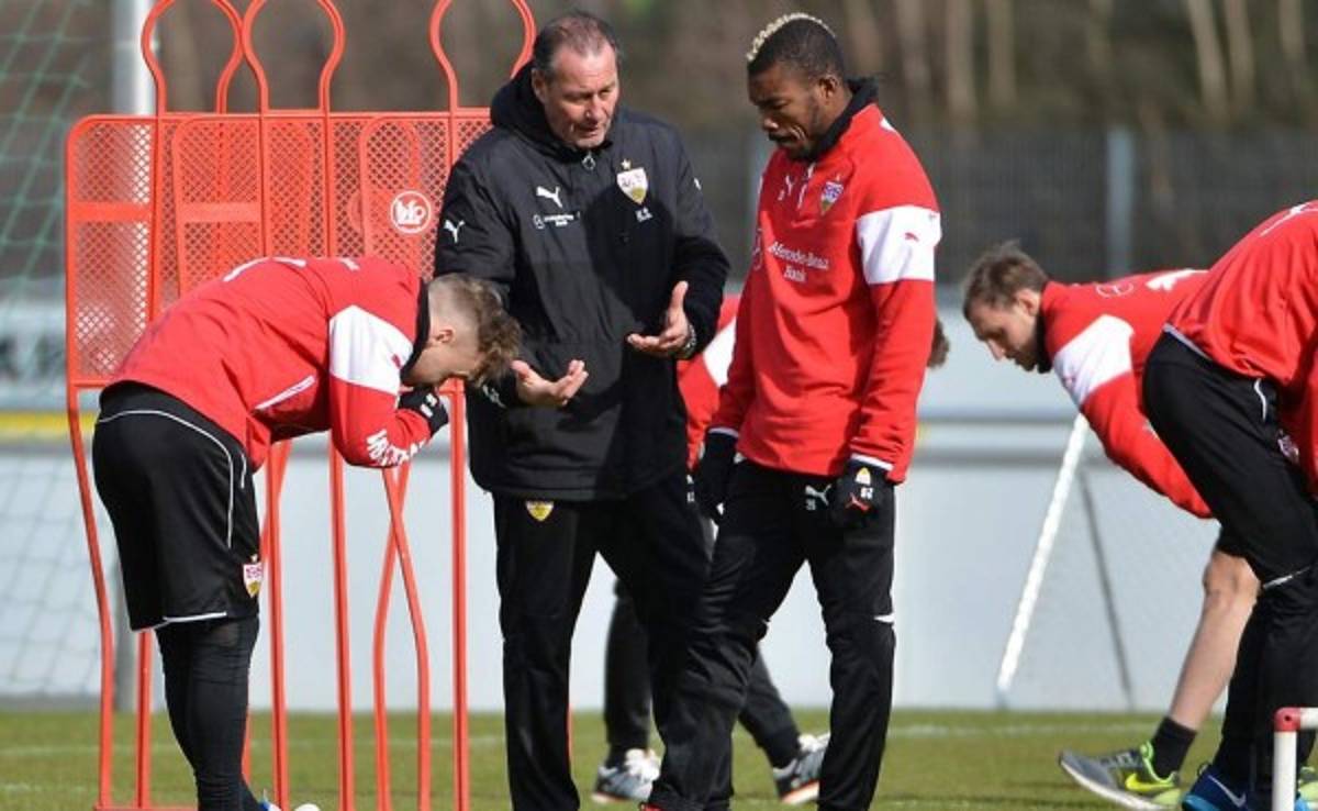 El entrenador del Stuttgart llama 'primates' a sus jugadores